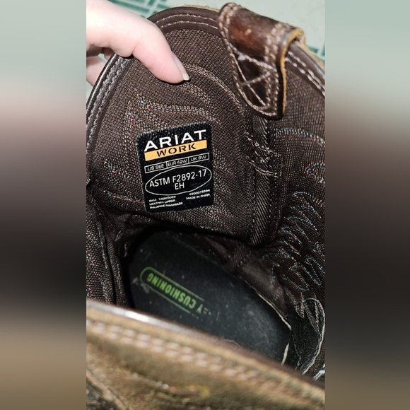 LIKE NEW, GREAT CONDITION, WORN A HANDFUL OF TIMES MENS ARIAT BOOTS. SIZE 9EE. - Picture 2 of 5